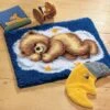 Vervaco PN-0014291 Knüpfteppich - Wandbehang Teddy -Berühmter Spielzeug Geschäft pn 0014291 1