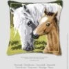 Vervaco PN-0144668 Kreuzstichkissen Weiße Stute Mit Fohlen -Berühmter Spielzeug Geschäft pn 0144668 box