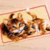 Vervaco PN-0145610 Knüpfteppich Spielende Katzen -Berühmter Spielzeug Geschäft pn0145610